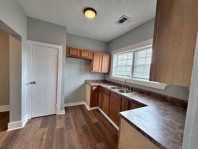 Building Photo - Renovated 2 bedroom Duplex NOW AVAILABLE!! ~ Minutes from midtown/downtown Memphis