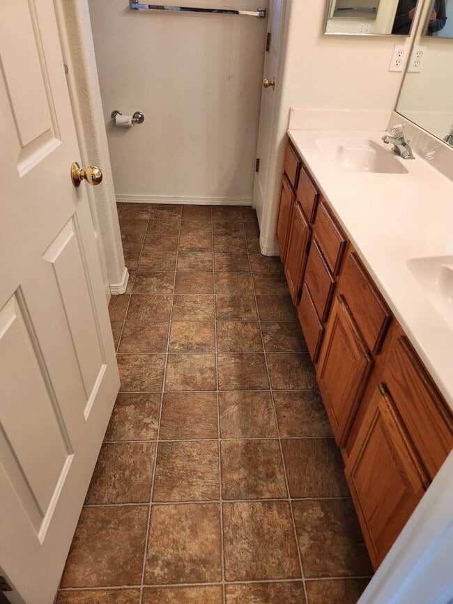 Building Photo - Rare Ground Level Unit - 2 Bed / 1 Bath w/private yard