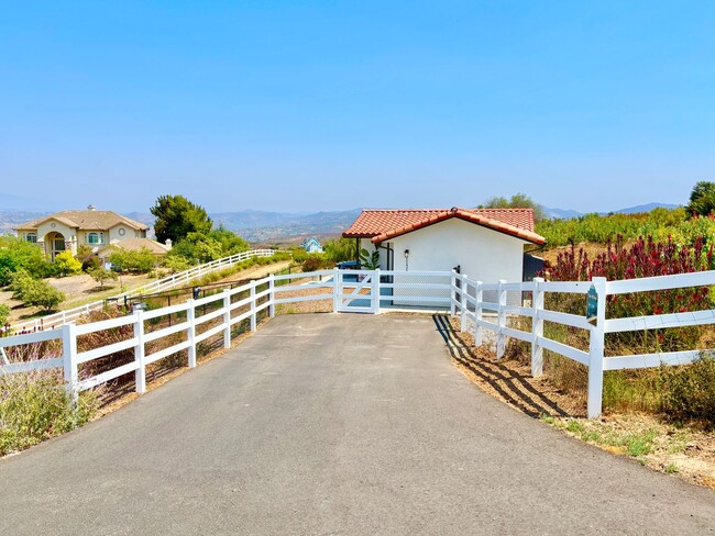 Building Photo - Beautiful Newer Custom Construction Detach...