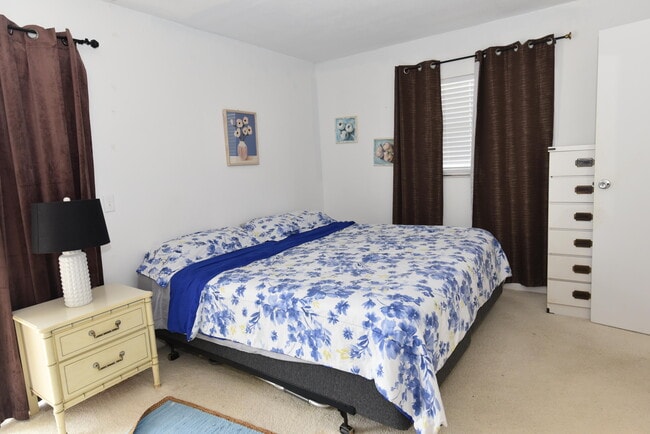 Building Photo - 715 Saxony Pl