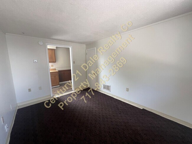 Building Photo - 1404 E Maple St
