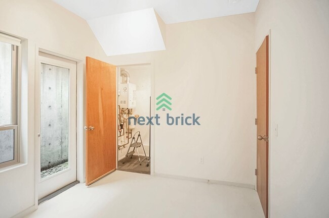 Building Photo - 2 BED & 1.5 BATH URBAN ELEGANCE AND ROOFTO...