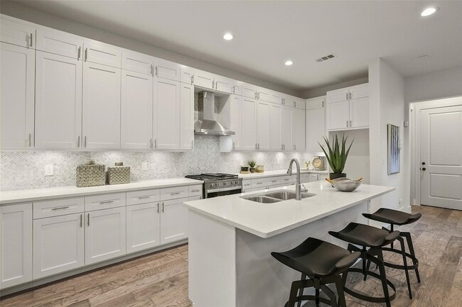 Building Photo - 933 W Eighth Street Unit