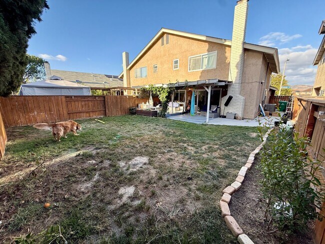 Building Photo - Move in Ready 3bed/3bath, beautiful backyard