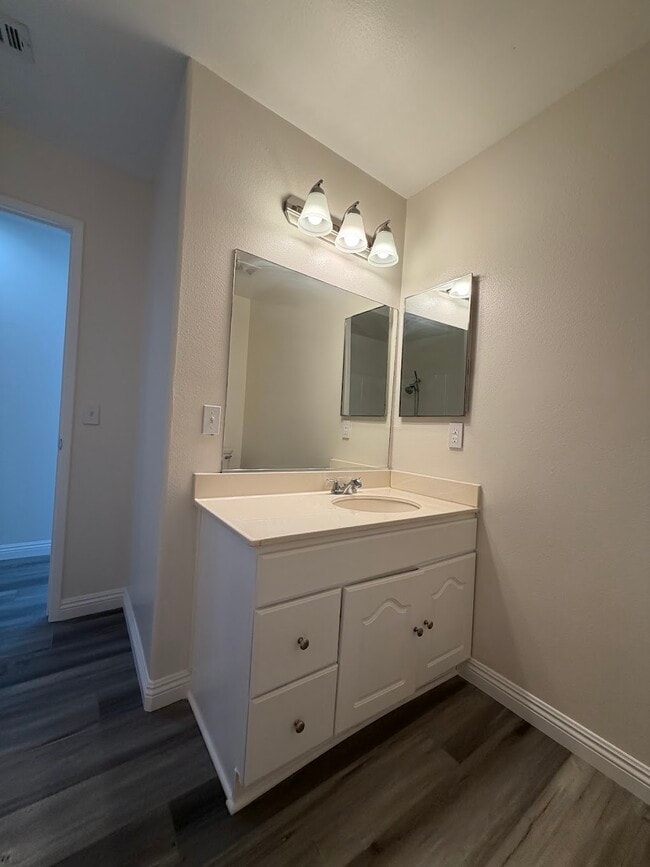 Building Photo - 204 W Walnut Ave