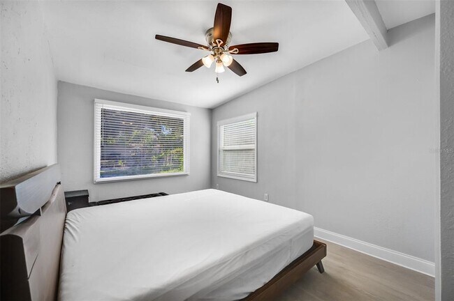 Building Photo - 1400 Poinciana Dr
