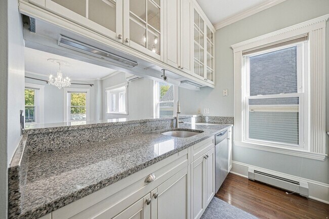 Building Photo - 33 Adams St