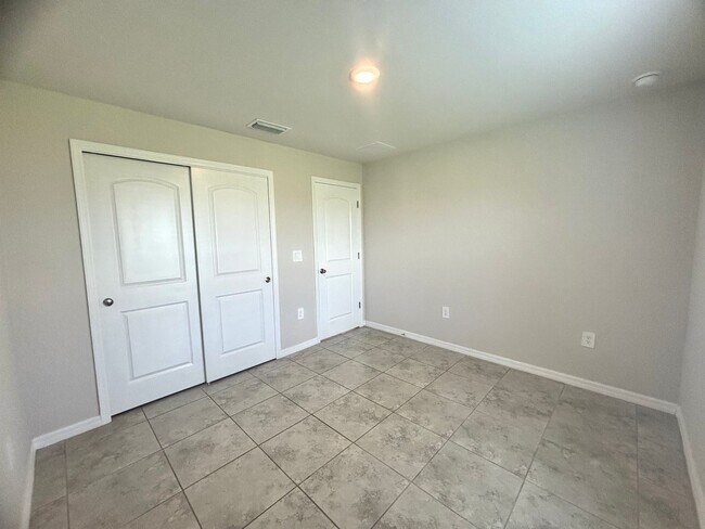 Building Photo - Spacious & Modern 3 Bed, 2 Bath in NW Cape...