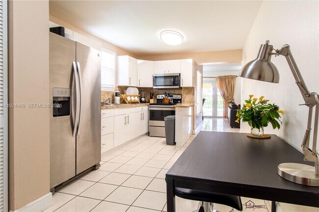 Building Photo - 985 SW 10th St