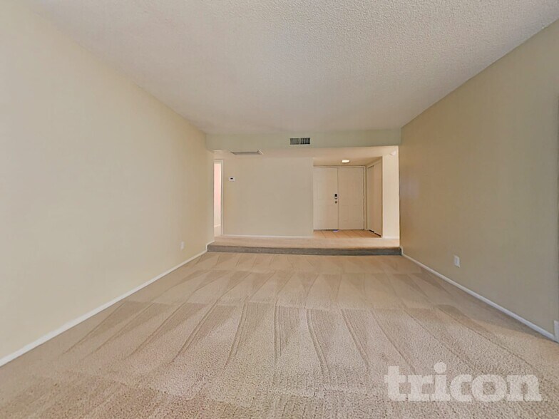 Building Photo - 5819 W Grovers Ave