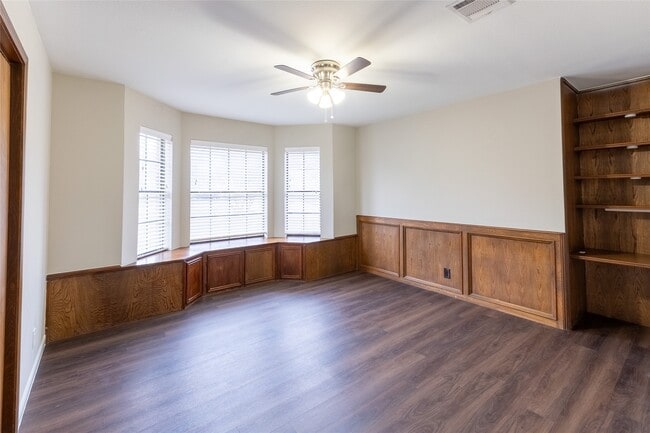 Building Photo - 328 Lake View Dr