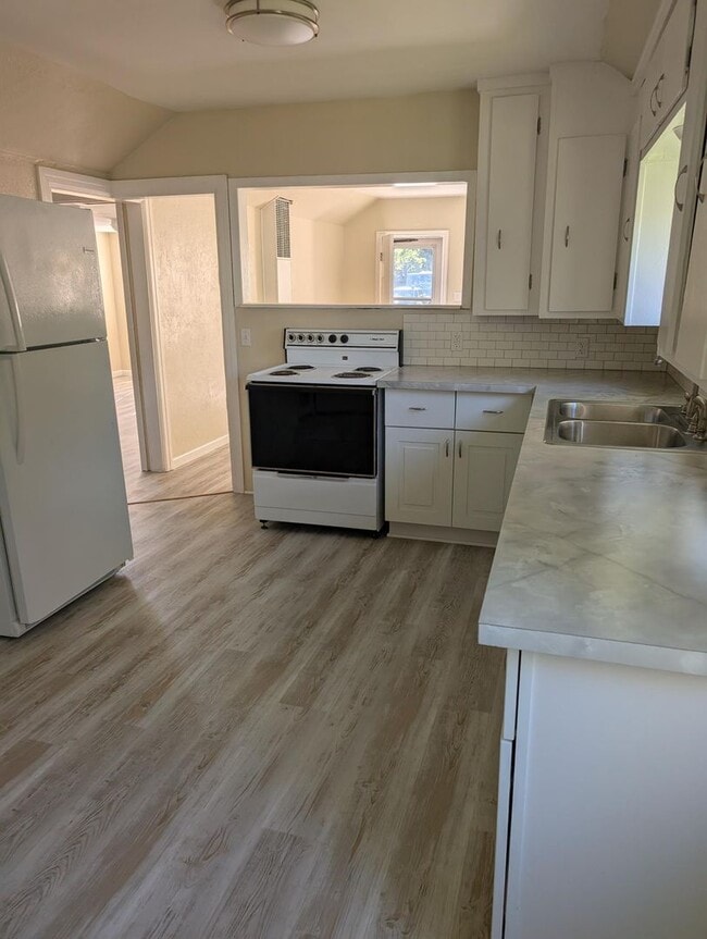 Building Photo - 2 Bedroom 1 Bath- Home