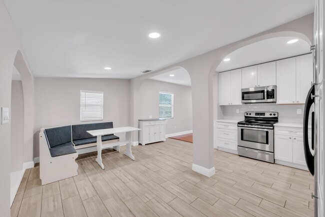 Building Photo - Charming & Deceptively Spacious 4BR Home in South Seminole Heights – Fully Renovated!