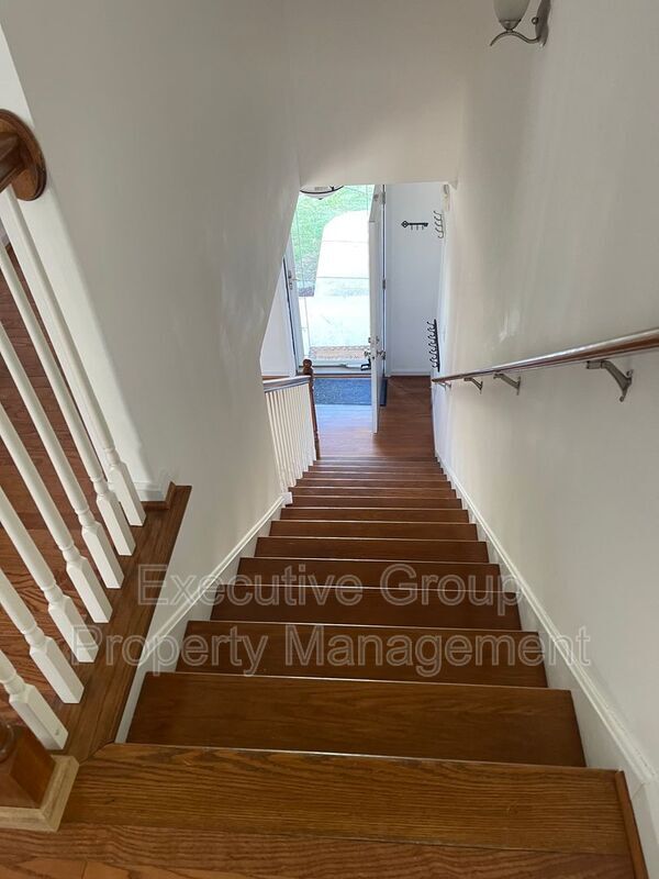 Building Photo - 623 S Atcher St