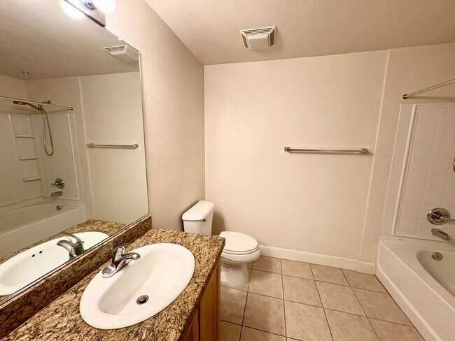 Building Photo - Nice Condo w/Garage in Roseville