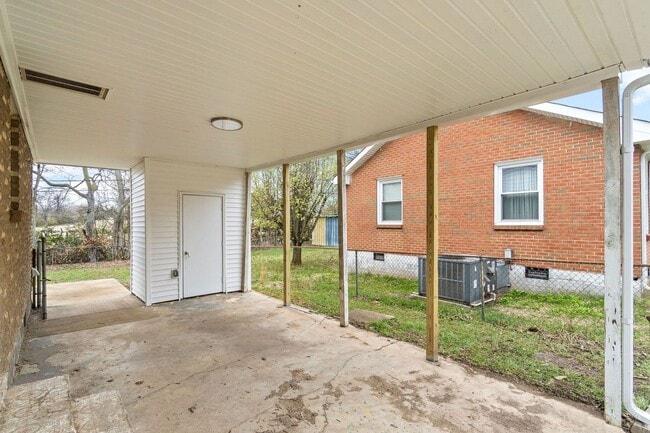 Building Photo - 3 Bedroom 2 Bath Renovated Pet Friendly Home For Rent!