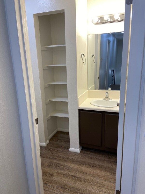 Building Photo - 585 E 50 S