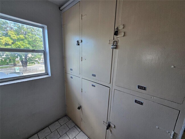 Building Photo - 120 Royal Palm Rd