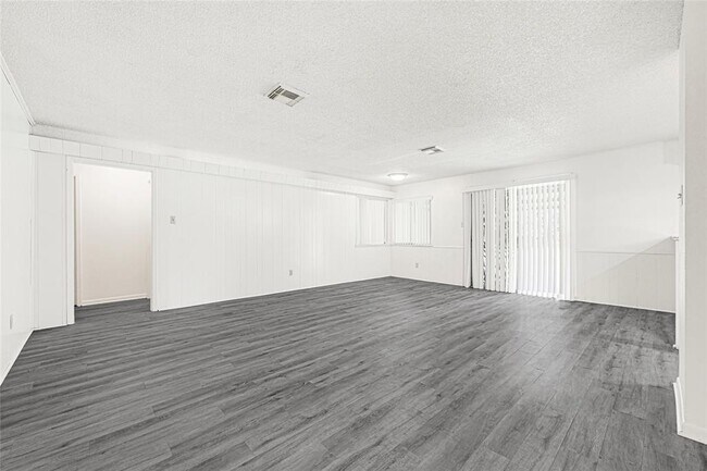 Building Photo - 1231 Country Ln