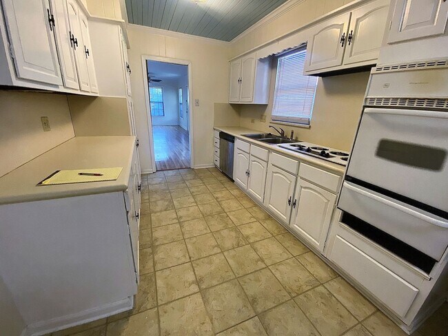 Building Photo - 3BR/2BA Home with Garage in an Established Lake Charles Neighborhood