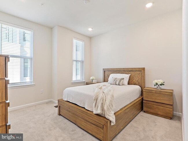 Building Photo - 1001 Greenwich Dr