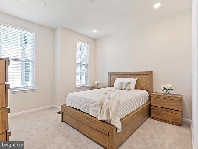 Building Photo - 1001 Greenwich Dr