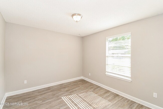 Building Photo - 1533 Raven Dr S