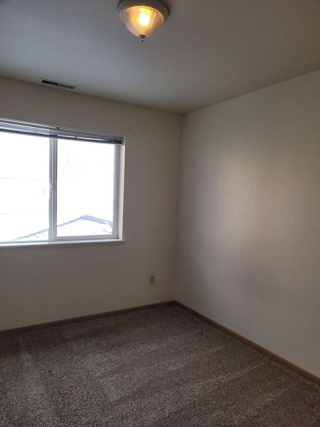 Building Photo - Bright & Convenient Townhouse Living!