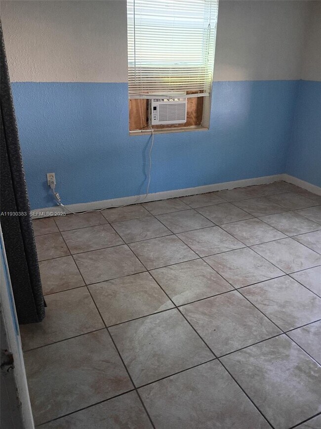 Building Photo - 1017 Chipola Rd