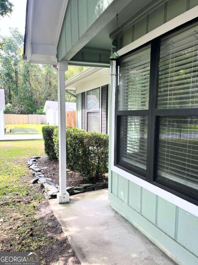 Building Photo - 317 Lake View Dr