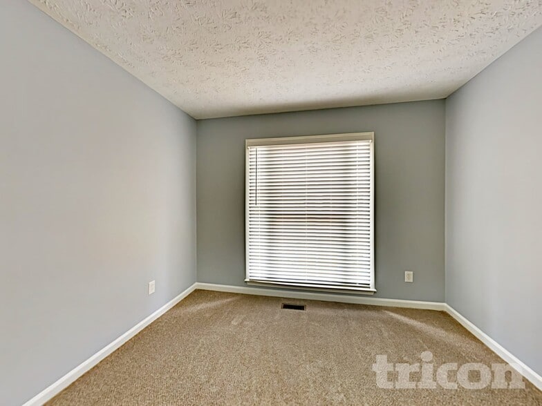 Building Photo - 262 Maplelake Dr