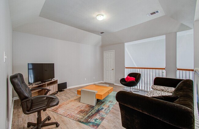 Building Photo - 3043 W Hampton Dr
