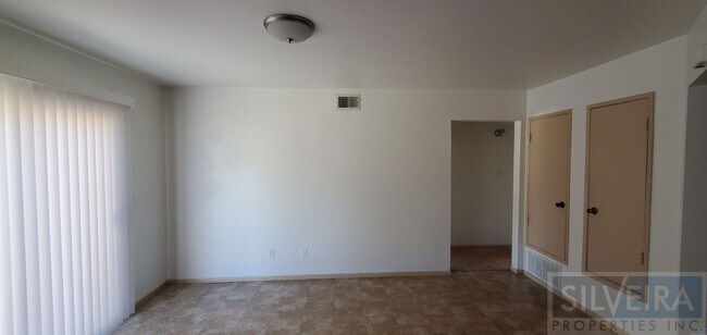 Building Photo - A Comfortable Home awaits the right Tenant!