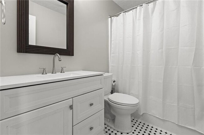 Building Photo - 250 Meadowview Dr