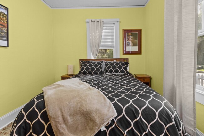 Building Photo - 204 NE 3rd Ave