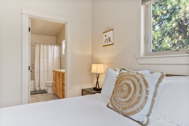 Building Photo - Charming, Furnished 3 bedroom Home w/ Garage