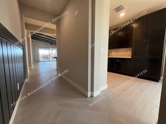 Building Photo - BEAUTIFUL 3 BEDROOM 2 BATHROOM HOME IN PEORIA