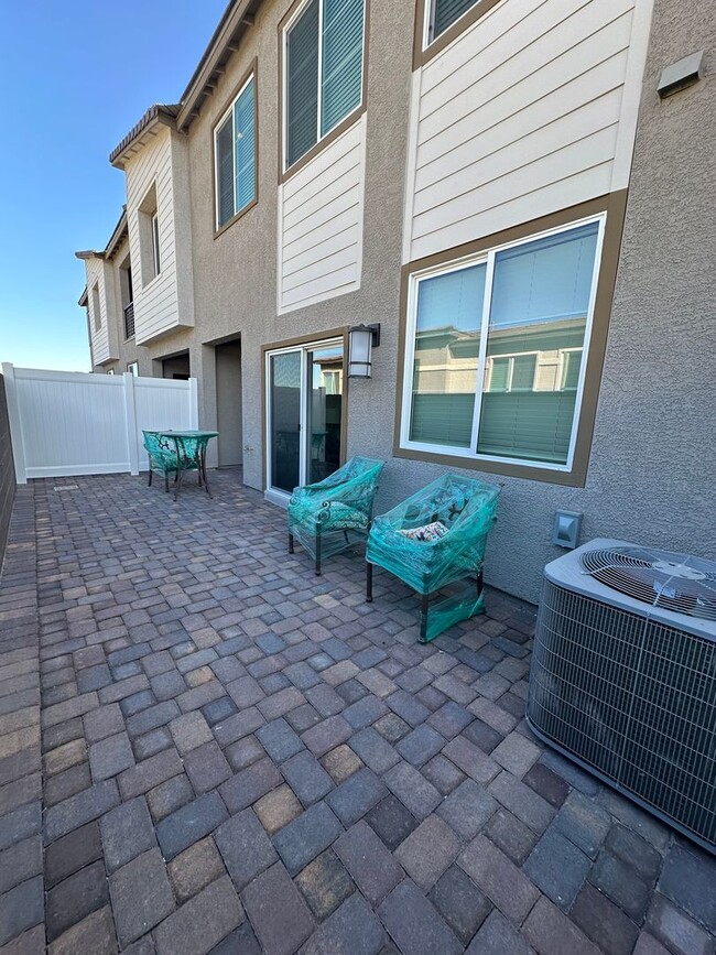 Building Photo - Fully furnished 55+ townhome with attached...