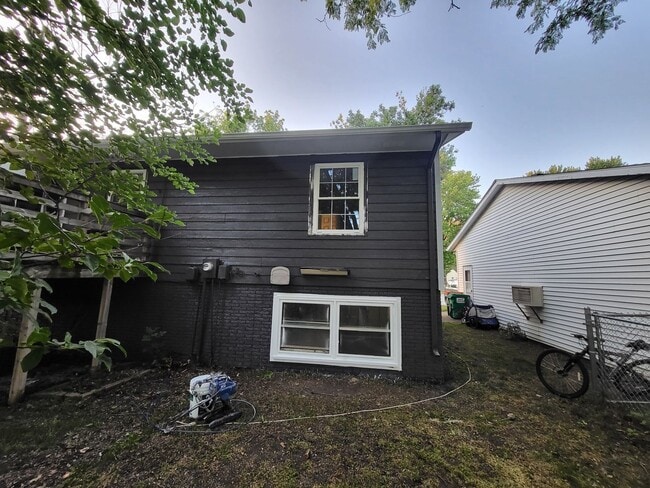 Building Photo - 605 E Maple St