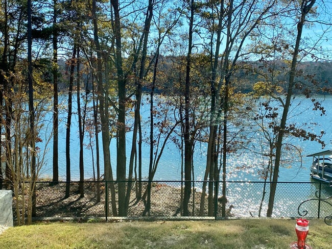 Building Photo - 3 Bedroom 2.5 Bathroom