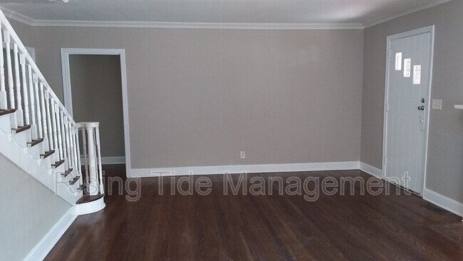 Building Photo - 229 Pinewood Ave