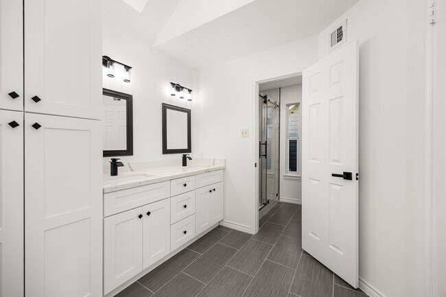 Building Photo - 2010 Courtshire Ln