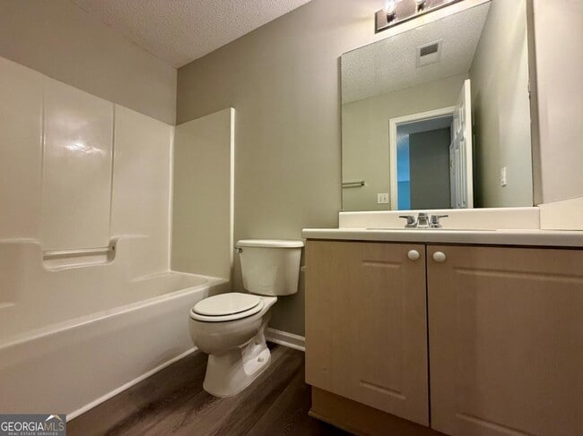 Building Photo - 15 Lakeside Cir