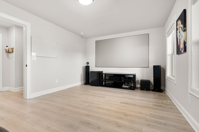 Building Photo - 7906 Laurel Crest Dr