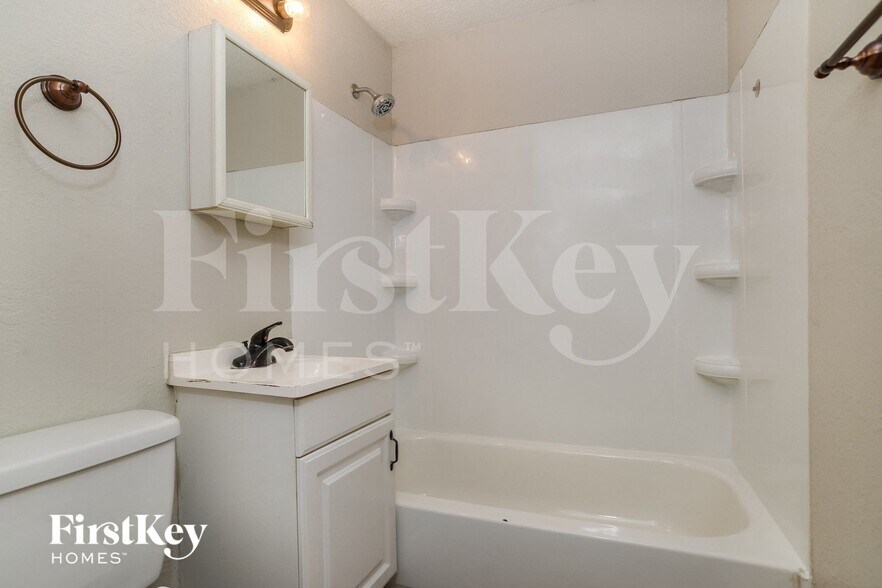 Building Photo - 900 NE 62nd St