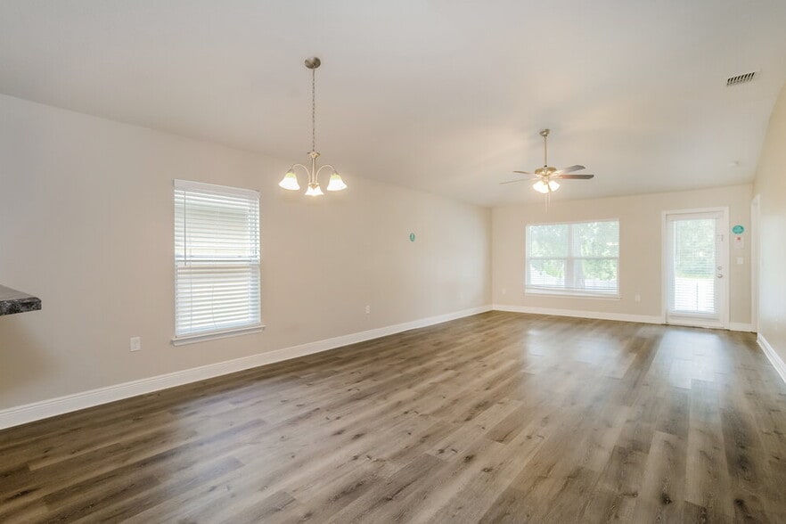 Building Photo - 1004 Kellogg Dr
