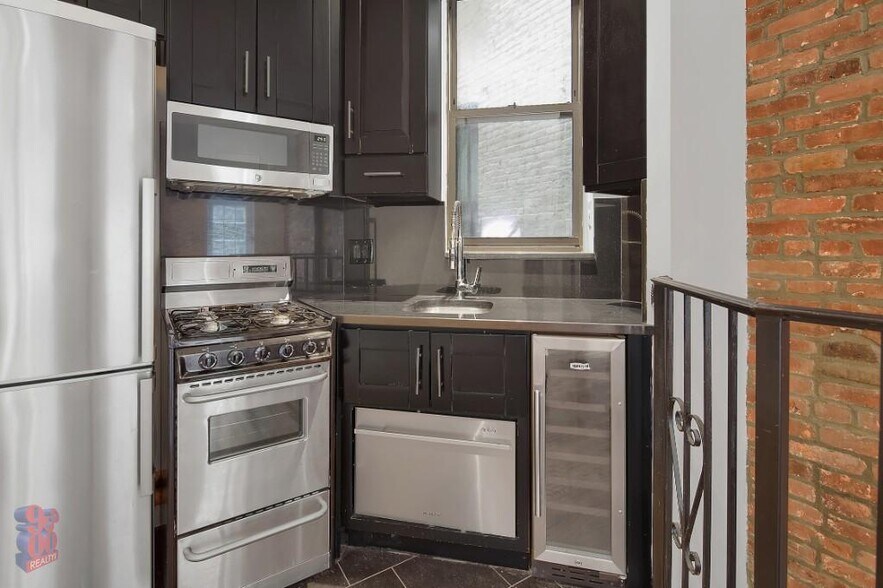 Building Photo - 250 Mott St