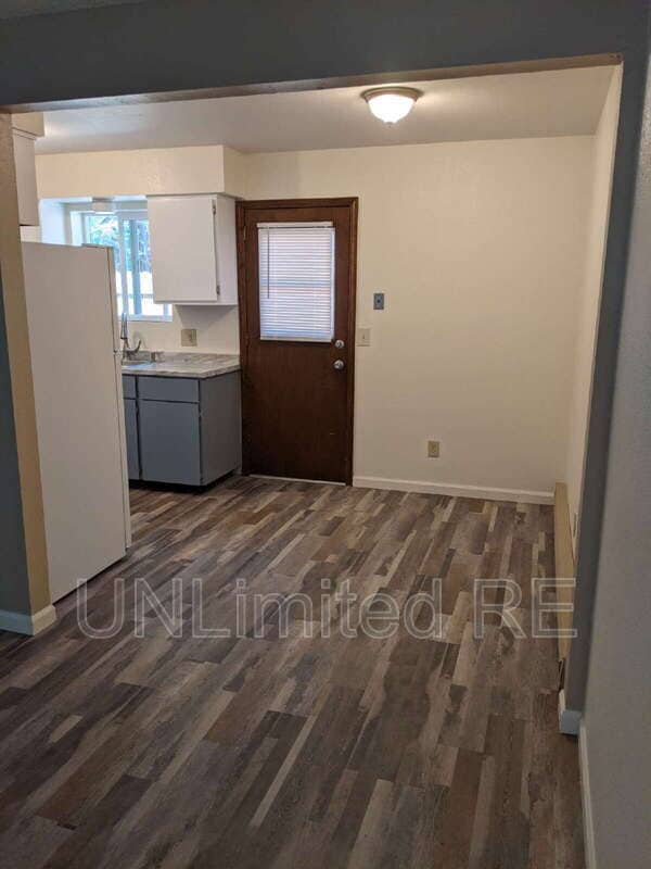 Building Photo - 321 N Park St