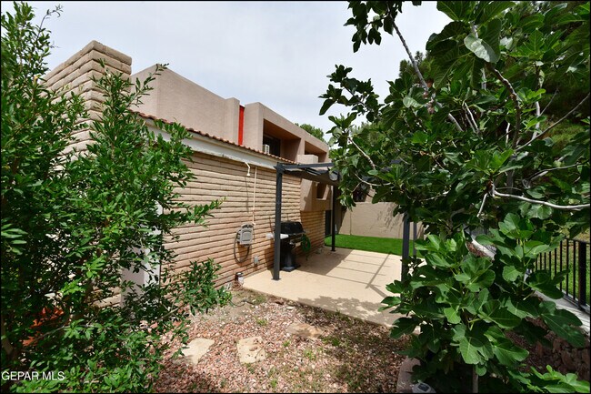 Building Photo - 5900 Mira Hermosa Dr