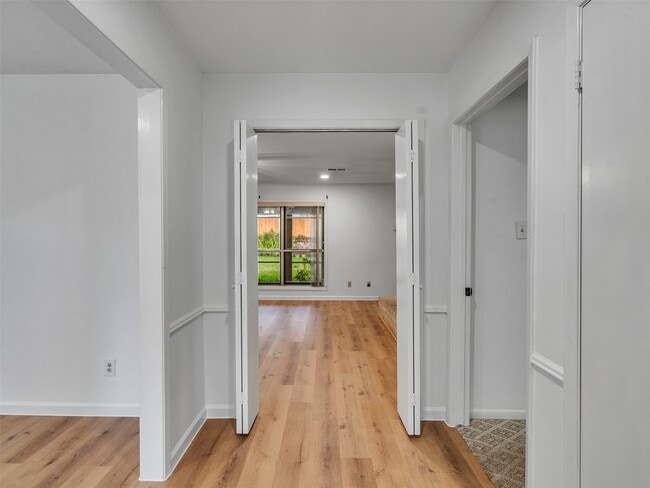 Building Photo - 418 Oakhill Dr